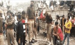 हिस्ट्रीशीटर की हत्या कर सीवर में फेंका, भीड़ ने हत्यारोपियों को धुना हिस्ट्रीशीटर की हत्या कर सीवर में फेंका, भीड़ ने हत्यारोपियों को धुना