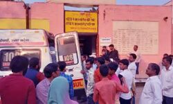 पानी की टंकी पर चढ़ी युवती ने लगाई छलांग- मची भगदड़ पानी की टंकी पर चढ़ी युवती ने लगाई छलांग- मची भगदड़