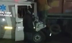12 किलोमीटर तक एंबुलेंस को घसीटकर ले गया ट्रक, मचा हाहाकार 12 किलोमीटर तक एंबुलेंस को घसीटकर ले गया ट्रक, मचा हाहाकार