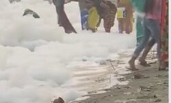 छठ पर्व पर जहरीले पानी में ही लगा दी आस्था की डुबकियां