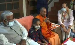 कैराना पहुंचे CM योगी, पलायन पीड़ितों से की मुलाकात कैराना पहुंचे CM योगी, पलायन पीड़ितों से की मुलाकात