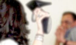 महिला मित्र के साथ रंगरेलियां मना रहे इंस्पेक्टर को पत्नी ने दबोचकर धुना महिला मित्र के साथ रंगरेलियां मना रहे इंस्पेक्टर को पत्नी ने दबोचकर धुना