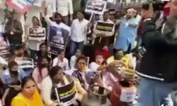 गैस सिलेंडर की बढ़ती कीमतों के विरोध में सड़क पर उतरे कांग्रेसी गैस सिलेंडर की बढ़ती कीमतों के विरोध में सड़क पर उतरे कांग्रेसी