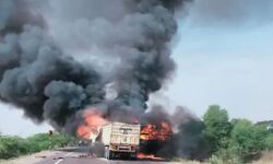 हाईवे पर हुई भिड़ंत के बाद बस एवं ट्रेलर में लगी आग-जिंदा जले लोग हाईवे पर हुई भिड़ंत के बाद बस एवं ट्रेलर में लगी आग-जिंदा जले लोग