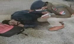 पैर फिसलने से ट्रैक पर गिरे युवक के ऊपर से गुजरी ट्रेन पैर फिसलने से ट्रैक पर गिरे युवक के ऊपर से गुजरी ट्रेन