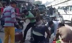 सिपाही का डंडा छीनकर पुलिस कस्टडी में जीजा को साले ने पीटा सिपाही का डंडा छीनकर पुलिस कस्टडी में जीजा को साले ने पीटा