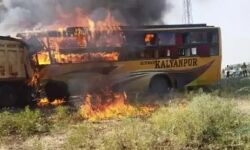 अपडेट-वाहनों की भिडंत में आग में जिंदा जलकर मरने वालों की बढी संख्या अपडेट-वाहनों की भिडंत में आग में जिंदा जलकर मरने वालों की बढी संख्या