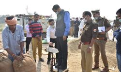 DM एवं SSP को धान क्रय केंद्र के निरीक्षण में नहीं मिला बारदाना DM एवं SSP को धान क्रय केंद्र के निरीक्षण में नहीं मिला बारदाना