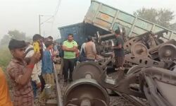 पटरी टूटने से पलट गई मालगाड़ी की बोगियां-यातायात ठप पटरी टूटने से पलट गई मालगाड़ी की बोगियां-यातायात ठप