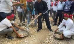 आमरण अनशन के बाद सड़क बना रहे एमएलए को लिया हिरासत में