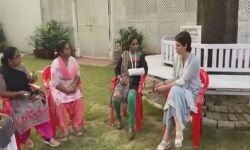 प्रियंका से मिली आशाओं के पुलिस उत्पीडन की दास्तां सुनाते हुए छलके आंसू प्रियंका से मिली आशाओं के पुलिस उत्पीडन की दास्तां सुनाते हुए छलके आंसू