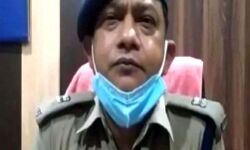 सडक के बाद थाने के भीतर पति, पत्नी और वो के बीच चले लात घूंसे