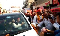 गौरव जैन को देखकर अखिलेश यादव ने रोकी गाड़ी- पूछा हालचाल