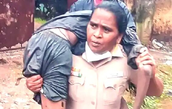 महिला पुलिस अफसर ने बेहोश व्यक्ति को कंधे पर उठाकर पहुंचाया हॉस्पिटल- हो रही तारीफ