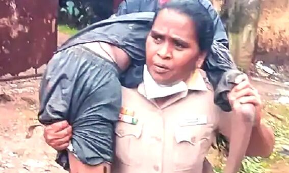 महिला पुलिस अफसर ने बेहोश व्यक्ति को कंधे पर उठाकर पहुंचाया हॉस्पिटल- हो रही तारीफ