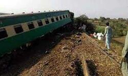 एक्सप्रेस पर पत्थर गिरने से सात कोच हुए बेपटरी एक्सप्रेस पर पत्थर गिरने से सात कोच हुए बेपटरी