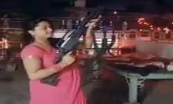 नहीं मिले पटाखे तो इस दल की महिला नेता ने राइफल से गूंजा दिया आसमान