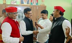 प्रमोद त्यागी के आवास पर जिले की राजनीति पर मंथन कर गए अखिलेश यादव प्रमोद त्यागी के आवास पर जिले की राजनीति पर मंथन कर गए अखिलेश यादव