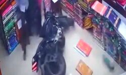 दुकान में घुसी तेज रफ्तार बाइक की वीडियो वायरल- हड़बड़ा गये लोग दुकान में घुसी तेज रफ्तार बाइक की वीडियो वायरल- हड़बड़ा गये लोग
