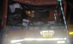 खड़े ट्रक से भिड़ी डीसीएम, चली गई ड्राइवर और मिस्त्री की जान खड़े ट्रक से भिड़ी डीसीएम, चली गई ड्राइवर और मिस्त्री की जान