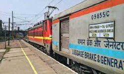 नई दिल्ली-झांसी ताज एक्सप्रेस में लगी आग नई दिल्ली-झांसी ताज एक्सप्रेस में लगी आग