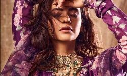 ग्लैमरस अदाओं में दिखीं हीरोइन- फैंस बोला मस्ती आ रही है