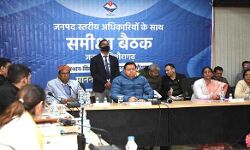 धामी ने पिथौरागढ़ जिले की विकास योजनाओं की समीक्षा