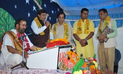 श्रीमदभागवत कथा में श्रद्धालुओं ने खेली फूलों की होली श्रीमदभागवत कथा में श्रद्धालुओं ने खेली फूलों की होली