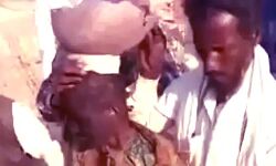 प्रेमी संग पकड़े जाने पर लड़की को मुंडन और कालिख पोतकर पूरे गांव में धुमाया प्रेमी संग पकड़े जाने पर लड़की को मुंडन और कालिख पोतकर पूरे गांव में धुमाया