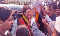 प्रियंका से मिलने को उमड़ी भीड़-महंगाई के मुद्दे पर सरकार को घेरा