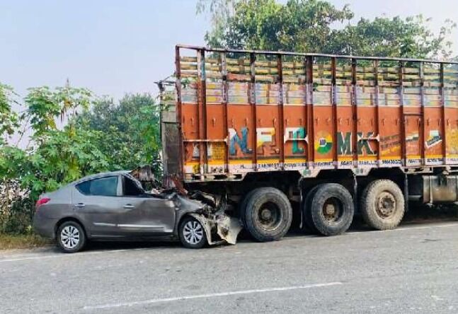 कोहरे का कहर-खड़े ट्रक में घुसी कार, हो गई कई लोगों की मौत