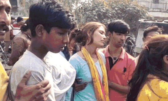 पुलिस की बर्बरता ने ले ली युवक की जान-मचा हंगामा, लगाया जाम पुलिस की बर्बरता ने ले ली युवक की जान-मचा हंगामा, लगाया जाम