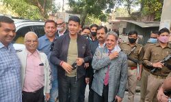 गाडियां खडी कर हथियार लहराने के मामले में कोर्ट में पेश हुए संगीत सोम गाडियां खडी कर हथियार लहराने के मामले में कोर्ट में पेश हुए संगीत सोम