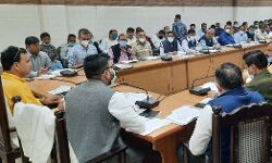 विभिन्न विभागों की समीक्षा कर DM ने कसे अफसरों के पेंच विभिन्न विभागों की समीक्षा कर DM ने कसे अफसरों के पेंच