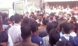 खूनी हुई तेज रफ्तार बस लोगों को कुचलते हुए दुकान में घुसी- मचा हंगामा खूनी हुई तेज रफ्तार बस लोगों को कुचलते हुए दुकान में घुसी- मचा हंगामा