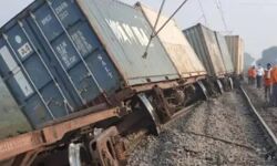 ट्रैक पर दौड़ रही मालगाड़ी फिर हुई बेपटरी-पटरी से उतरे कंटेनर ट्रैक पर दौड़ रही मालगाड़ी फिर हुई बेपटरी-पटरी से उतरे कंटेनर