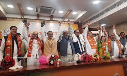 BJP का SP को जोरदार झटका-4 एमएलसी ने थामा दामन BJP का SP को जोरदार झटका-4 एमएलसी ने थामा दामन