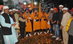 प्रकाश पर्व के नगर कीर्तन में पांच प्यारों पर की फूलों से वर्षा प्रकाश पर्व के नगर कीर्तन में पांच प्यारों पर की फूलों से वर्षा