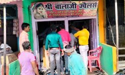 सर्राफा दुकान से दिनदहाड़े लाखों के जेवरात ले उड़ा बदमाश सर्राफा दुकान से दिनदहाड़े लाखों के जेवरात ले उड़ा बदमाश