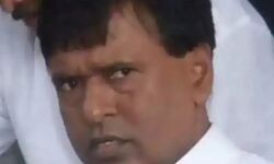 बीजेपी में शामिल हुए एमएलए को लोगों ने सुनाई खरी खरी, लगाए नारे बीजेपी में शामिल हुए एमएलए को लोगों ने सुनाई खरी खरी, लगाए नारे