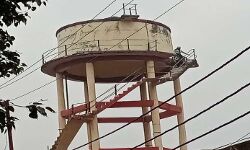 मजदूरों के हितों के लिए पानी की टंकी पर चढ़े किसान-किया हंगामा मजदूरों के हितों के लिए पानी की टंकी पर चढ़े किसान-किया हंगामा