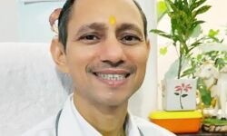 MBBS डॉक्टर ने गोबर खाकर बताये फायदें- देखें वीडियो MBBS डॉक्टर ने गोबर खाकर बताये फायदें- देखें वीडियो