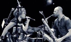 महिला सिंगर ने अपने फैन के चेहरे पर किया पेशाब- मचा बवाल महिला सिंगर ने अपने फैन के चेहरे पर किया पेशाब- मचा बवाल