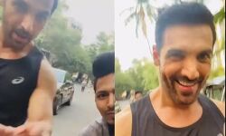 जॉन अब्राहम ने सड़क पर जा रहे फैंस का छीना मोबाइल- वीडियो हुआ वायरल जॉन अब्राहम ने सड़क पर जा रहे फैंस का छीना मोबाइल- वीडियो हुआ वायरल