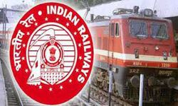 बम विस्फोट से रेलपटरी उड़ायी, इंजन पटरी से उतरा बम विस्फोट से रेलपटरी उड़ायी, इंजन पटरी से उतरा