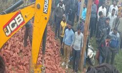 हाईवे पर टायर फटने से ईटों से भरा ट्रक पलटा-साइकिल सवार की मौत