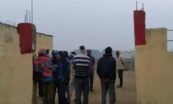 2 वर्षीय बालक के धक्के से जमीन सूंघता मिला लोहे का गेट-मचा कोहराम 2 वर्षीय बालक के धक्के से जमीन सूंघता मिला लोहे का गेट-मचा कोहराम