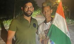 हजारों किलोमीटर पैदल चलकर पहुंचा माही का फैन-धोनी ने ऐसे जीता दिल हजारों किलोमीटर पैदल चलकर पहुंचा माही का फैन-धोनी ने ऐसे जीता दिल