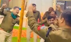 गुंजा-थाना में बैठे, पांडे जी बजावे सीटी, झूमे पुलिसकर्मी, वीडियो वायरल गुंजा-थाना में बैठे, पांडे जी बजावे सीटी, झूमे पुलिसकर्मी, वीडियो वायरल