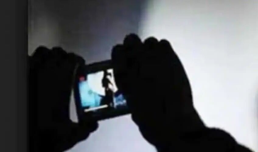 नहाते समय चुपके से लिए भाभी के फोटो और शुरू कर दिया वासना का खेल नहाते समय चुपके से लिए भाभी के फोटो और शुरू कर दिया वासना का खेल